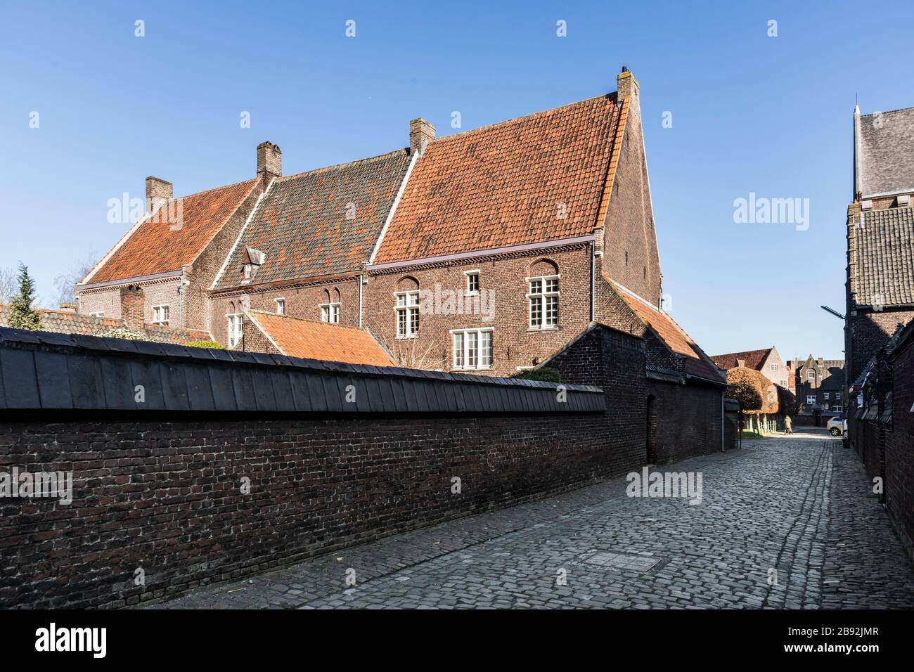 Gent, Belgique - 22 mars 2020 : allée du béguinage Saint Elisabeth, patrimoine mondial de l'UNESCO. Rue pavée. Banque D'Images