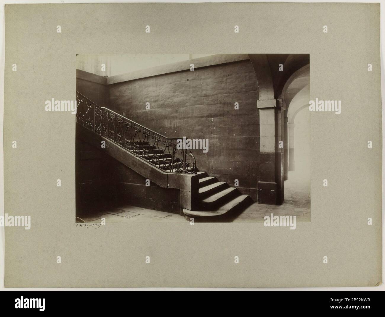 Escalier à l'intérieur de la caserne Celestine (?), 4ème arrondissement, Paris la caserne des Célestines. Supérieur intégré. Paris (IVème arr.). Photographie anonyme. Paris, musée Carnavalet. Banque D'Images