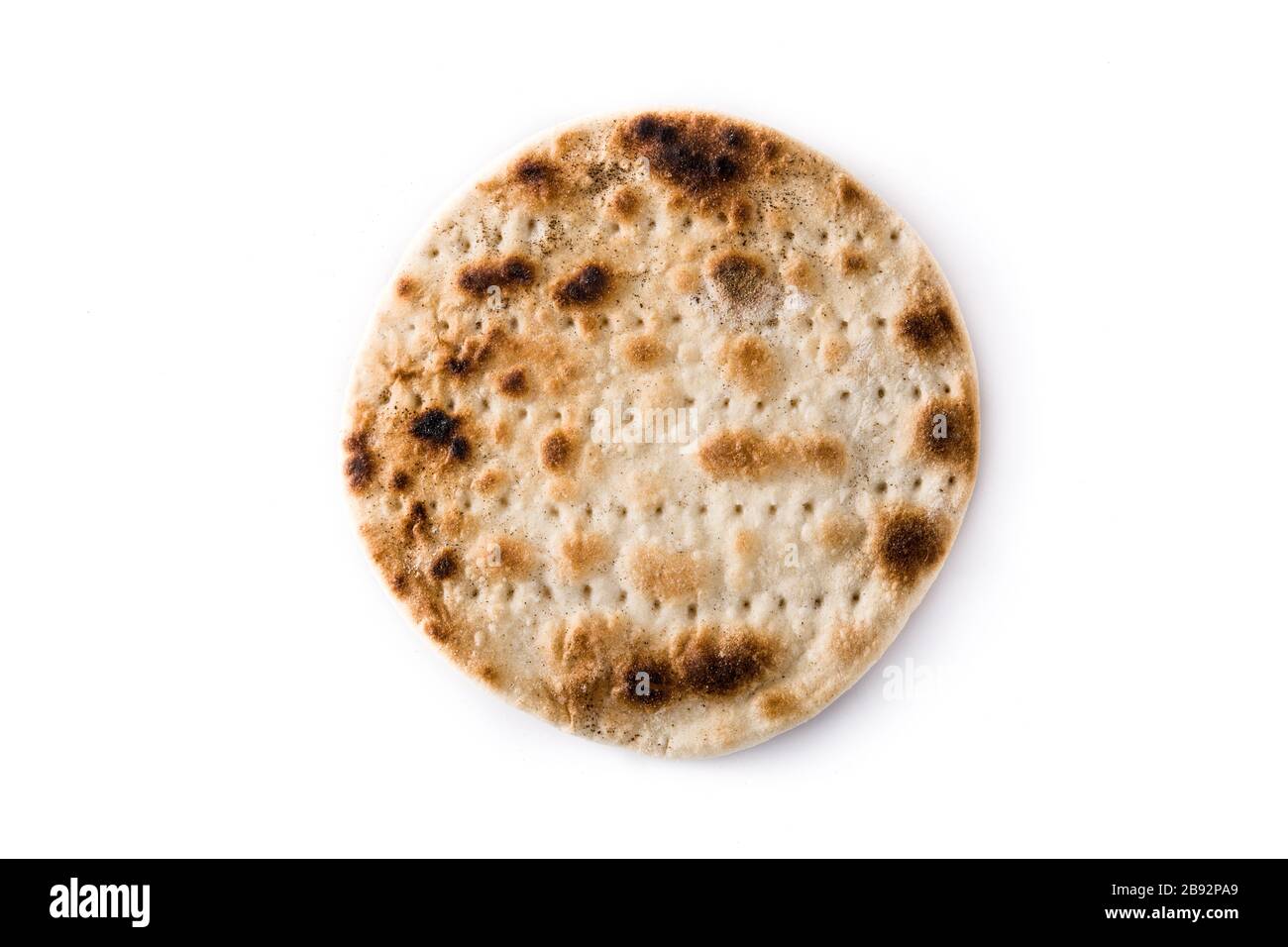 Matzah fait main pour la Pâque juive isolée sur fond blanc Banque D'Images