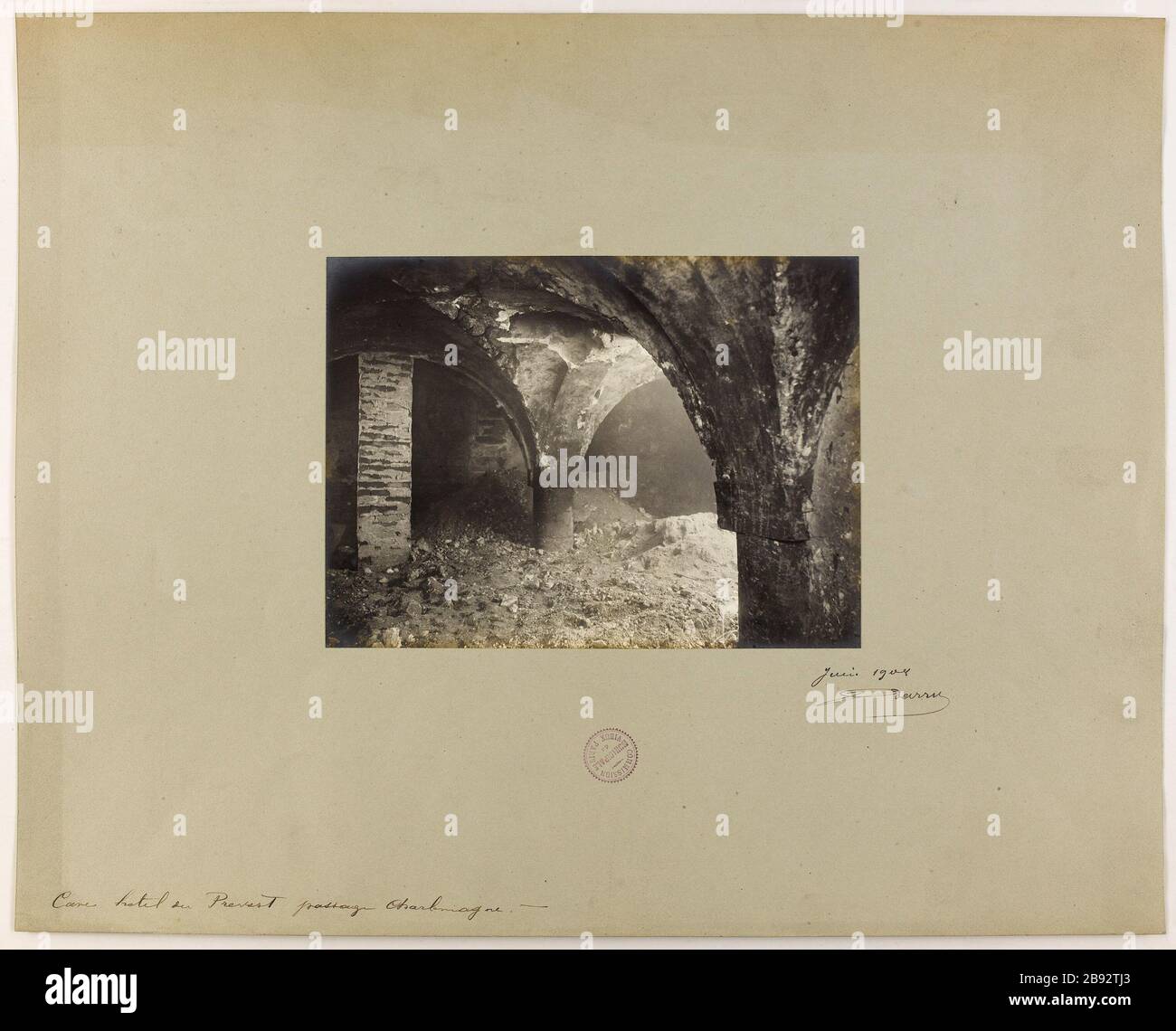 Cave Hotel Prevost en passant par Charlemagne. Cave Hotel Prevost, passage Charlemagne, 4ème arrondissement, Paris Barry, Jean. Hôtel Cave du Prevost passage Charlemagne. 'Grotte de l'hôtel du Prévost, passage Charlemagne, 4ème arrondissement, Paris'. En 1908-06-1908-06. Paris, musée Carnavalet. Banque D'Images