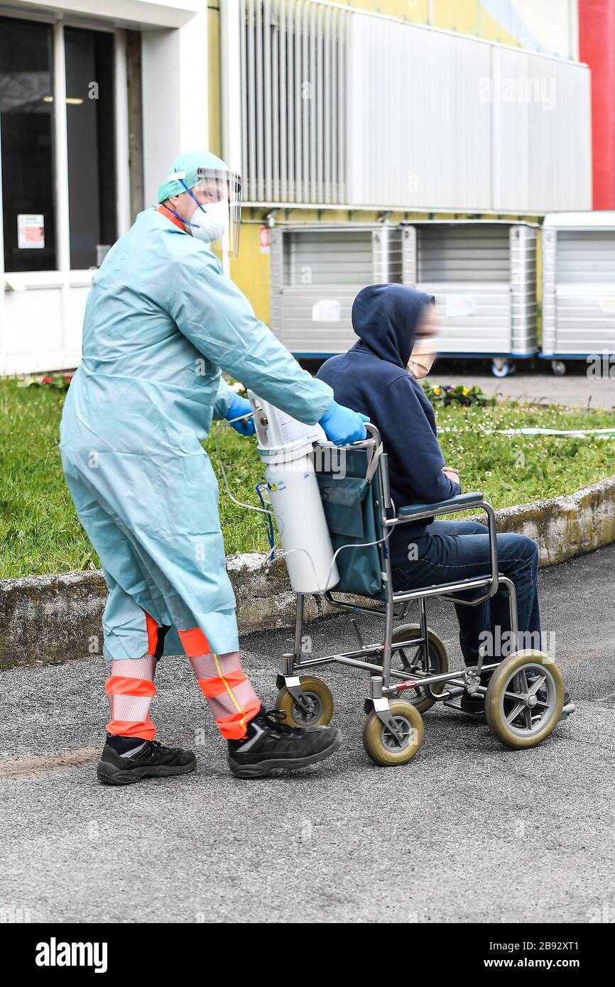 Italie, région de Lombardie, Brescia, 23 mars 2020 : épidémie du virus Covid-19. Urgence du coronavirus. Dans la photo sicks dans le point de triage à Civile Hospii Banque D'Images