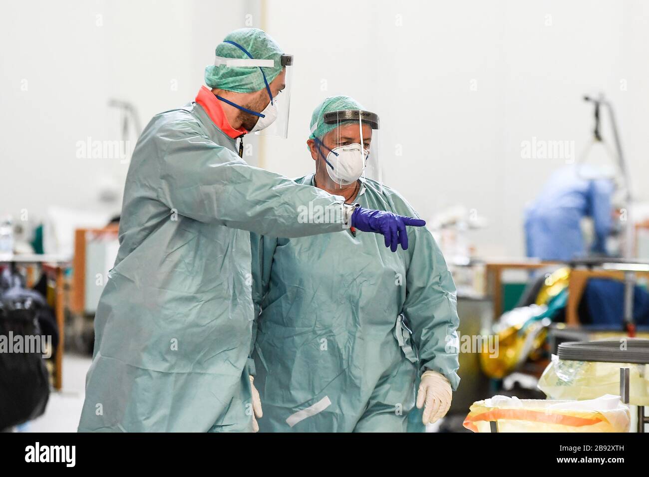 Italie, région de Lombardie, Brescia, 23 mars 2020 : épidémie du virus Covid-19. Urgence du coronavirus. Dans l'image médecins et infirmières en triage point à Banque D'Images