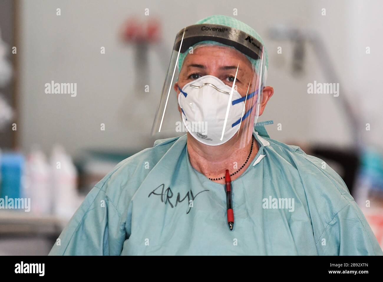 Italie, région de Lombardie, Brescia, 23 mars 2020 : épidémie du virus Covid-19. Urgence du coronavirus. Dans l'image médecins et infirmières en triage point à Banque D'Images