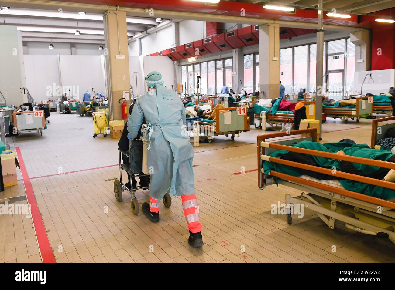 Italie, région de Lombardie, Brescia, 23 mars 2020 : épidémie du virus Covid-19. Urgence du coronavirus. Dans la photo sicks dans le point de triage à Civile Hospii Banque D'Images