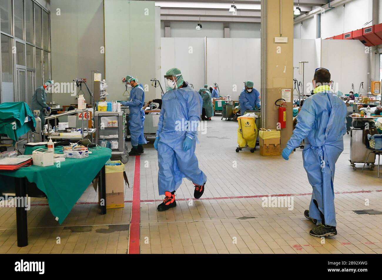 Italie, région de Lombardie, Brescia, 23 mars 2020 : épidémie du virus Covid-19. Urgence du coronavirus. Dans la photo sicks dans le point de triage à Civile Hospii Banque D'Images