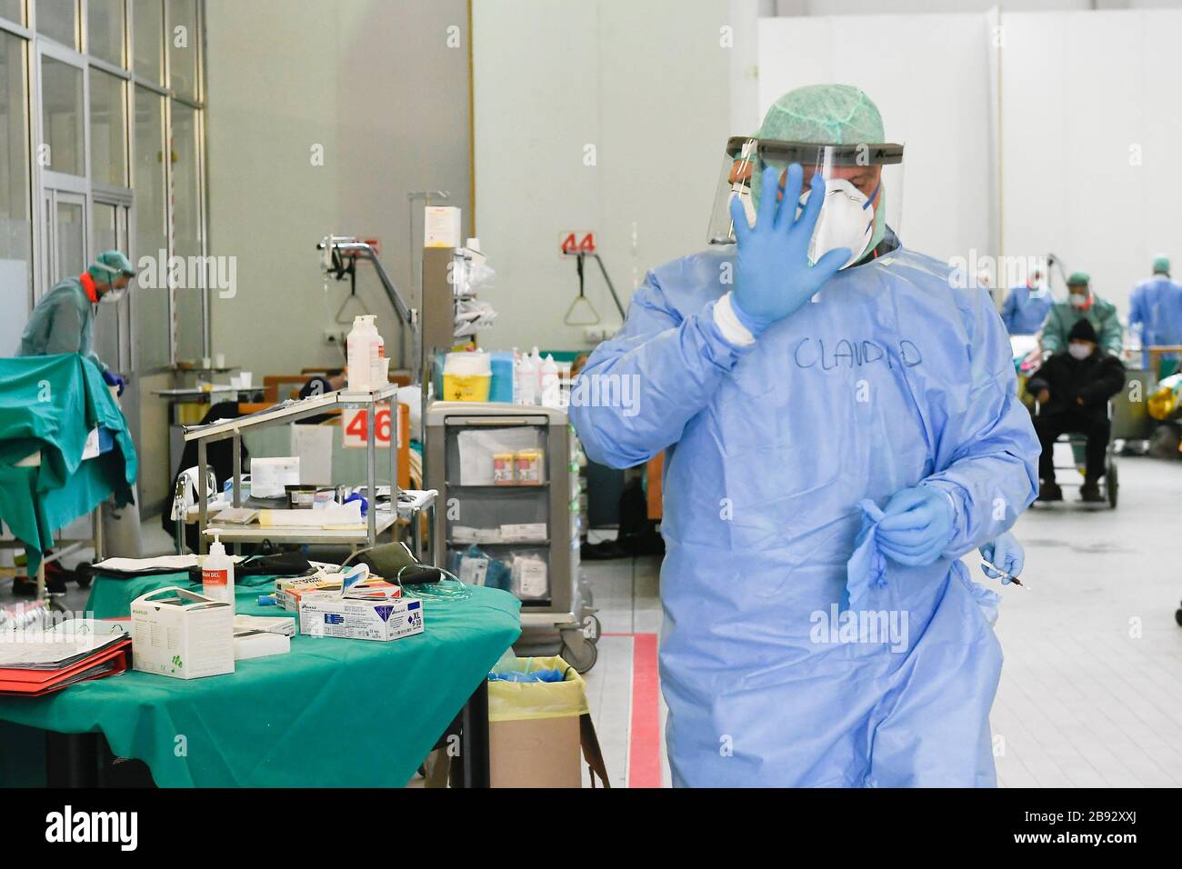 Italie, région de Lombardie, Brescia, 23 mars 2020 : épidémie du virus Covid-19. Urgence du coronavirus. Dans l'image médecins et infirmières en triage point à Banque D'Images