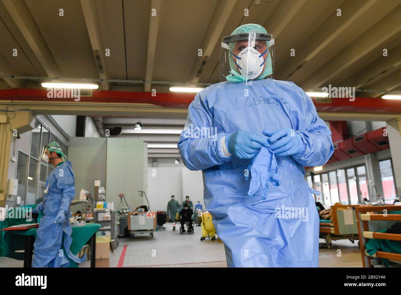 Italie, région de Lombardie, Brescia, 23 mars 2020 : épidémie du virus Covid-19. Urgence du coronavirus. Dans l'image médecins et infirmières en triage point à Banque D'Images