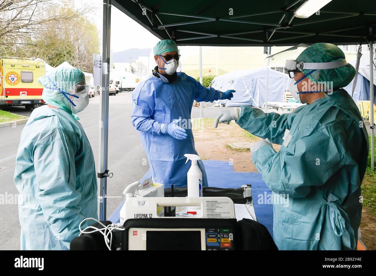 Italie, région de Lombardie, Brescia, 23 mars 2020 : épidémie du virus Covid-19. Urgence du coronavirus. Dans l'image médecins et infirmières en triage point à Banque D'Images