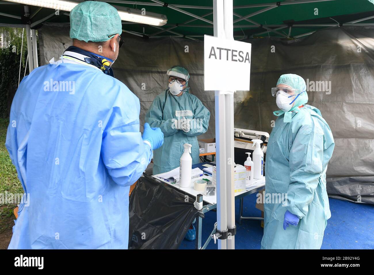 Italie, région de Lombardie, Brescia, 23 mars 2020 : épidémie du virus Covid-19. Urgence du coronavirus. Dans l'image médecins et infirmières en triage point à Banque D'Images