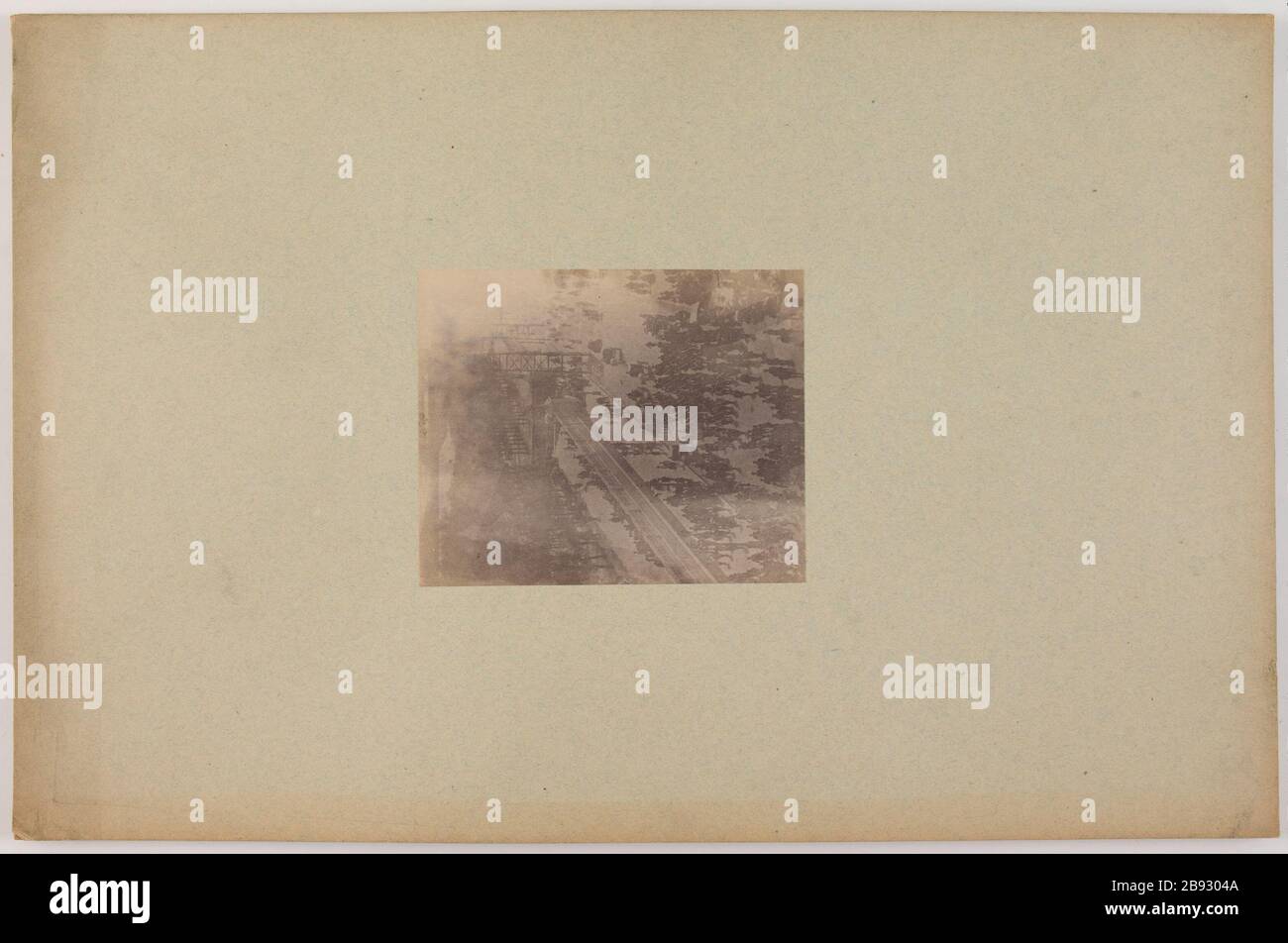 Foule se promenant dans la rue. 18ème arrondissement, Paris ? Foule déambulant dans la rue. Paris (XVIIIème arr.) ?. Photographie anonyme. Rage sur papier alluminé. Paris, musée Carnavalet. Banque D'Images