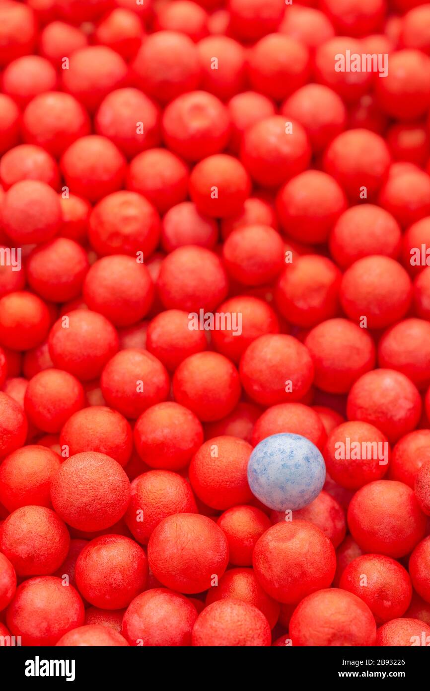 Petites boules de polystyrène de couleur rouge et bleu. Conceptuel pour l'auto-isolation de Covid-19, porteur de maladie, personne infectée, isolée, perdue dans la foule Banque D'Images