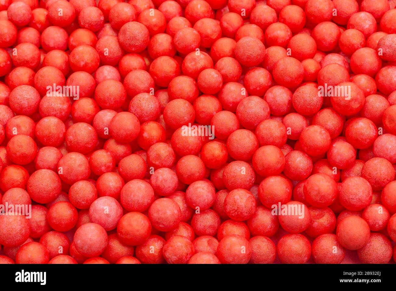 Petites boules de polystyrène rouge de couleur. Conceptuel pour l'auto-isolation de Covid-19, porteur de maladie, personne infectée, isolée, perdue dans la foule, résumé. Banque D'Images