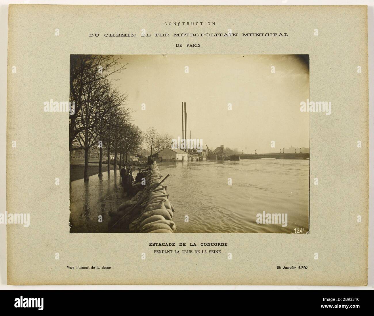 Bâtiment / chemin de fer municipal métropolitain / de Paris / Pier Concorde / pendant l'inondation de la Seine / en amont de la Seine / 29 janvier 1910. Construction de la ville métropolitaine ferroviaire de Paris. Boom de Concord Construction du chemin de fer métropolitaine municipal de Paris. Estacade de la Concorde pendentif la cue de la Seine. Vers l'amont de la Seine. Paris (Ier et VIIe arr. ), 29 janvier 1910. Photographie anonyme. Rage au gélatino-bromure d'argent. Paris, musée Carnavalet. Banque D'Images