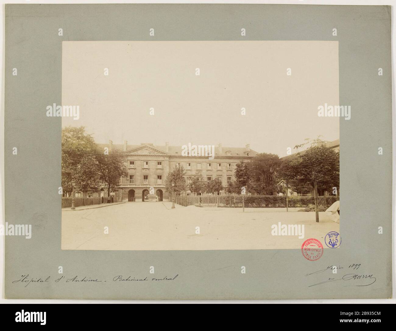 Hôpital St Antoine - bâtiment central. Bâtiment central de l'hôpital Saint-Antoine, 12ème arrondissement, Paris Bâtiment central de l'hôpital Saint-Antoine. Paris (XIe arr. ). Photo de Jean Barry. Rage sur papier alluminé. Paris, musée Carnavalet. Banque D'Images