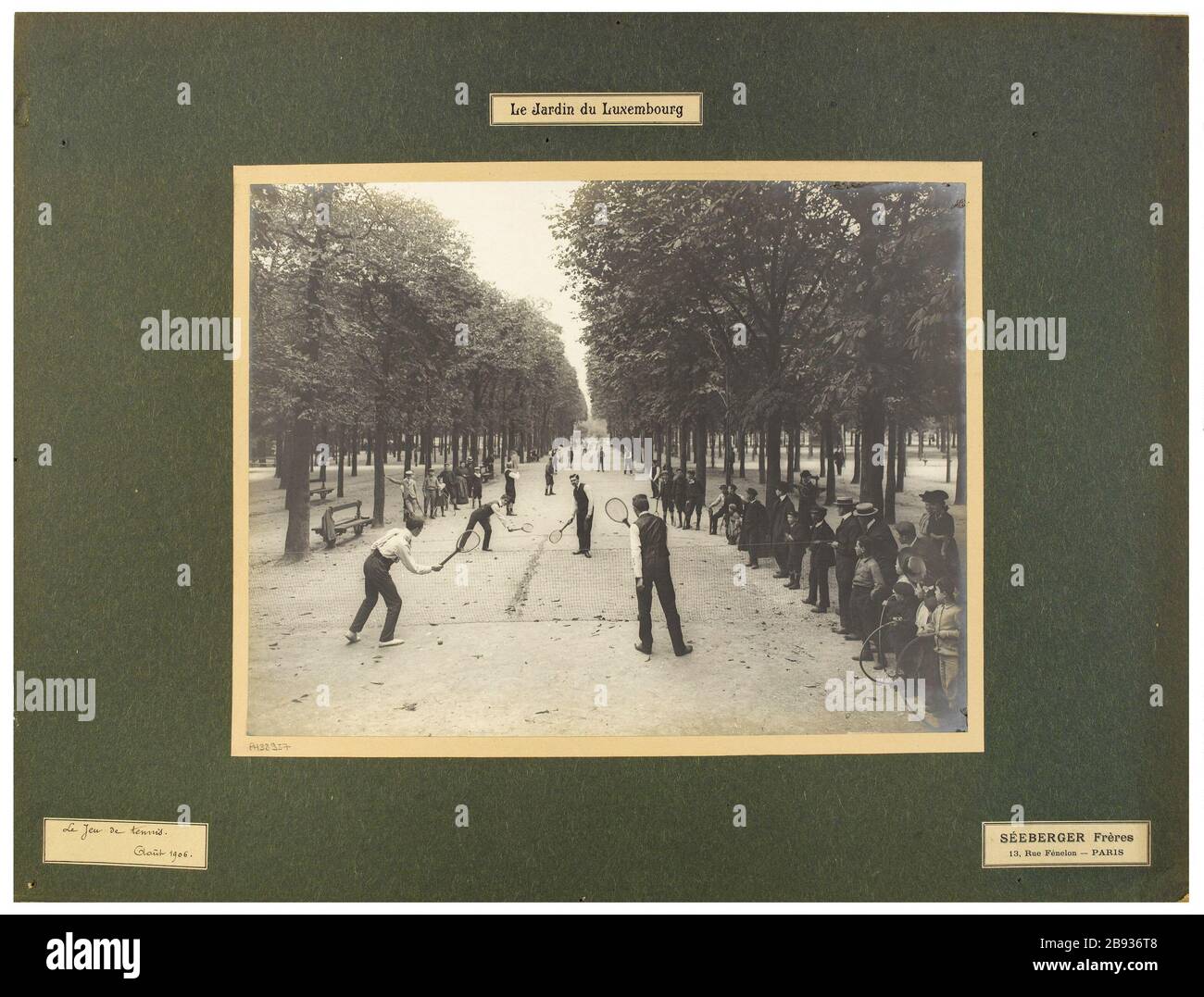 Les Jardins du Luxembourg / le jeu de tennis. / Août 1906. Le jeu de tennis, jardin du Luxembourg, 6ème arrondissement, Paris Séeberger Frères. Le jardin du Luxembourg /le jeu de tennis. / Août 1906. 'Le jeu de tennis, jardin du Luxembourg, 6ème arrondissement, Paris'. Rage au gélatino-bromure d'argent. En 1905-08-1905-08. Paris, musée Carnavalet. Banque D'Images