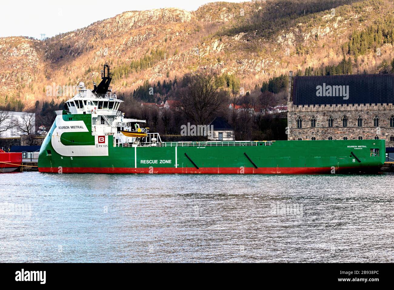 Bateau de secours offshore PSV Bourbon Mistral au quai Festningskaien, dans le port de Bergen, Norvège. Banque D'Images