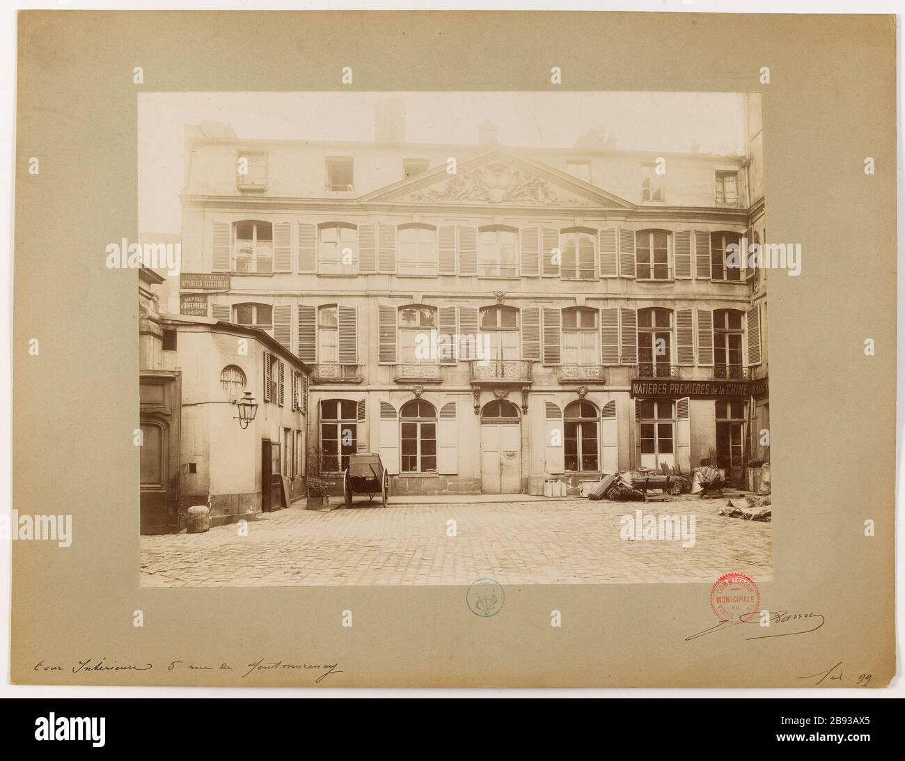Cour intérieure 5 rue de Montmorency. Cour intérieure et avant, 5 rue de Montmorency 3ème arrondissement, Paris Cour Supérieure et façade, 5 rue de Montmorency, Paris (IIIème arr.). Photo de Jean Barry. Février 1899. Paris, musée Carnavalet. Paris, musée Carnavalet. Banque D'Images