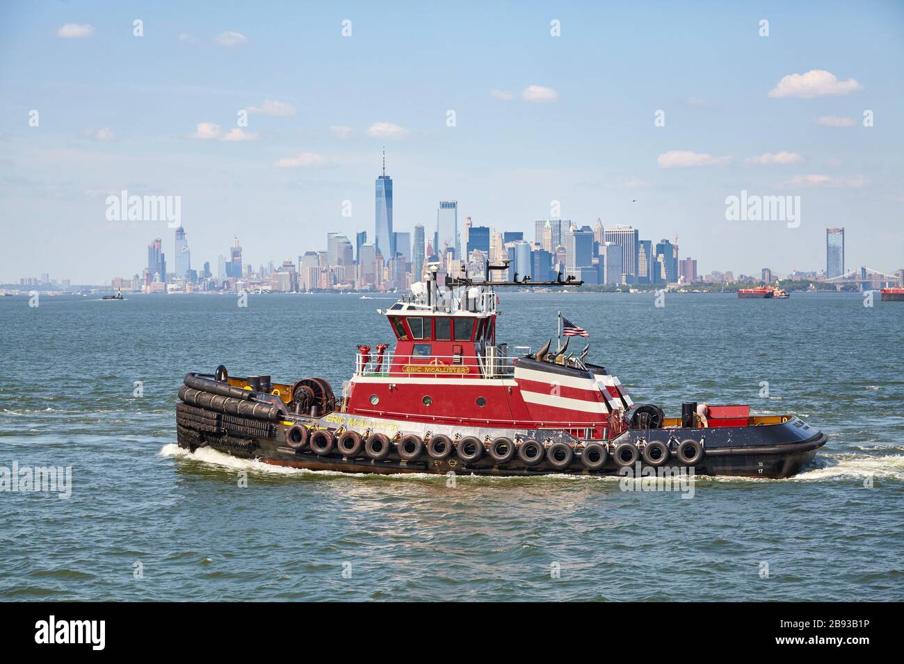 New York, États-Unis - 29 juin 2018 : bateau de remorquage Eric McAllister avec les gratte-ciel de Manhattan à distance. Banque D'Images
