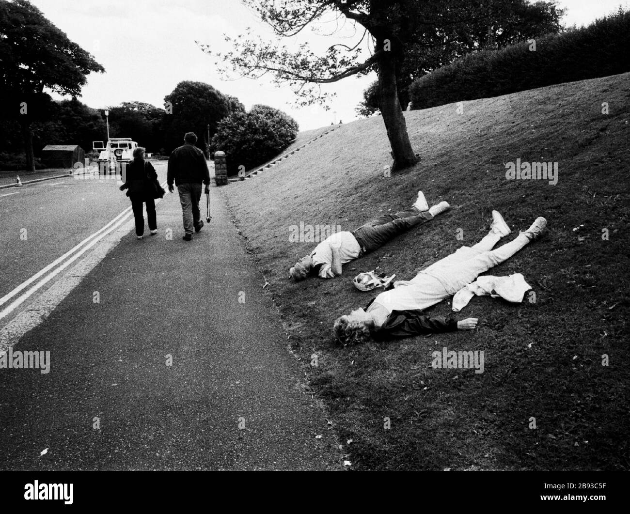 AJAXNETPHOTO. PLYMOUTH, DEVON, ANGLETERRE. - LE TEMPS EST ÉCOULÉ - LES GENS SE REPOSANT SUR UN REMBLAI HERBACÉ.PHOTO:JONATHAN EASTLAND/AJAX REF:98 Banque D'Images