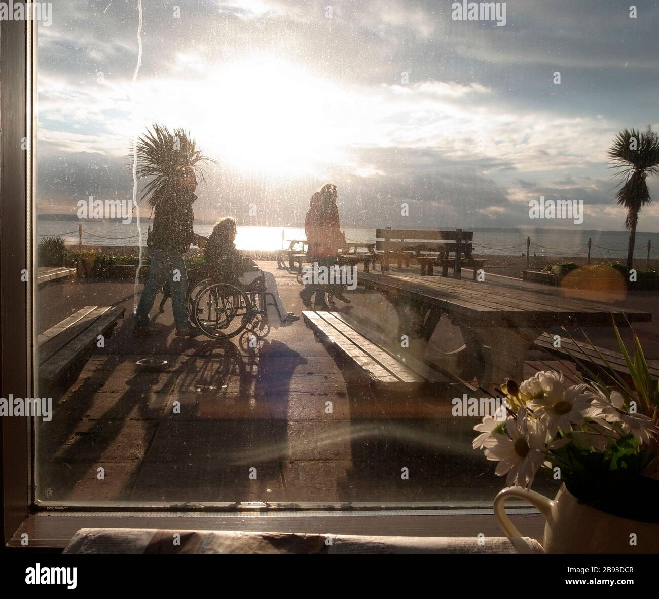 AJAXNETPHOTO. STOKES BAY, HAMPSHIRE, ANGLETERRE. - DEHORS POUR UNE PROMENADE - LES GENS QUI PROFITENT DE L'AIR DE LA MER SURPLOMBANT LE SOLENT. PHOTO:JONATHAN EASTLAND/AJAX REF:GRD122902 13253 Banque D'Images