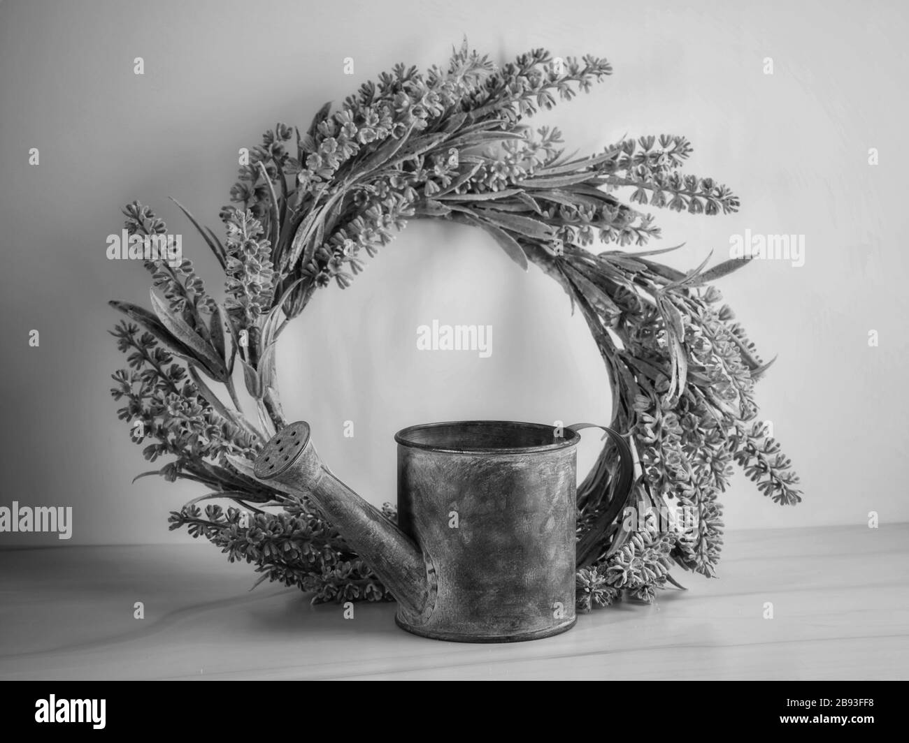 Couronne de lavande et arrosoir de métal rustique en noir et blanc monochrome image. Décoration simple et familiale ! Banque D'Images