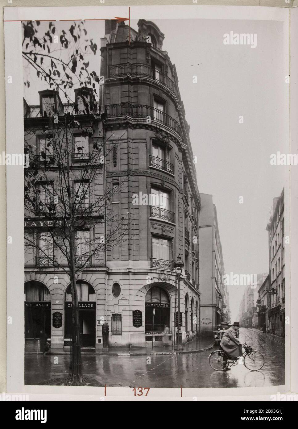 137 rue Saint Antoine (bloc n° 16), 4ème arrondissement. Technique de service du plan de Paris. Ilot insalubre Nº16. Album avec reliure en carton fin blanc-cassé, réunissant 40 photographies. Paris (IVème arr.), 1941-1942. 137, rue Saint Antoine (îlot nº16). Paris (IVème arr.), 1941. Photo d'A. Cayeux. Paris, musée Carnavalet. Banque D'Images