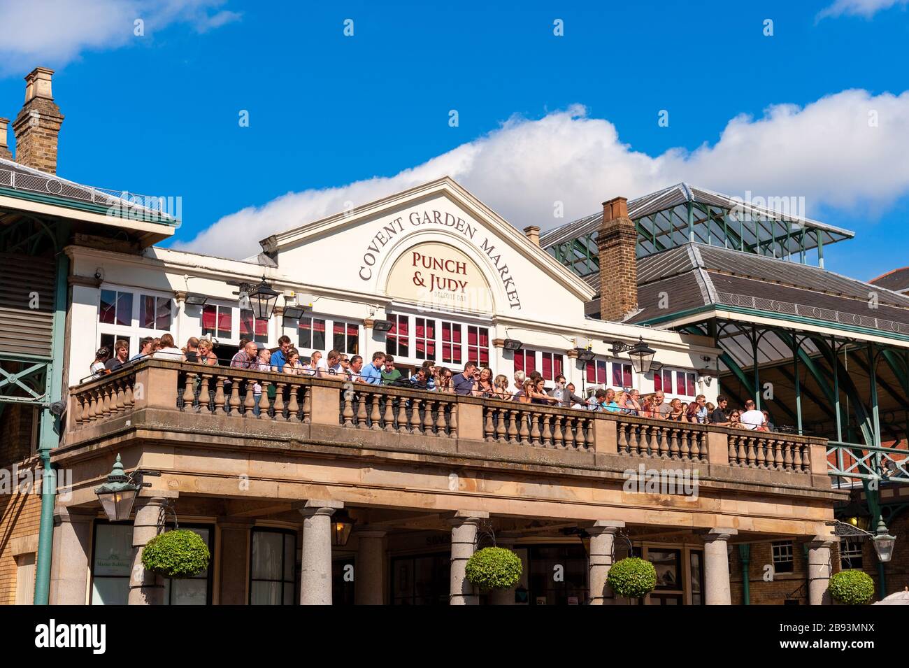 Balcon de la pub Punch and Judy à Covent Garden, London, UK Banque D'Images