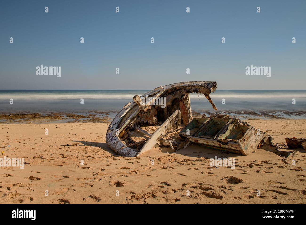 Bateau sunken sur les rives de la plage de Nyang Nyang à Bali, Indonésie. Banque D'Images