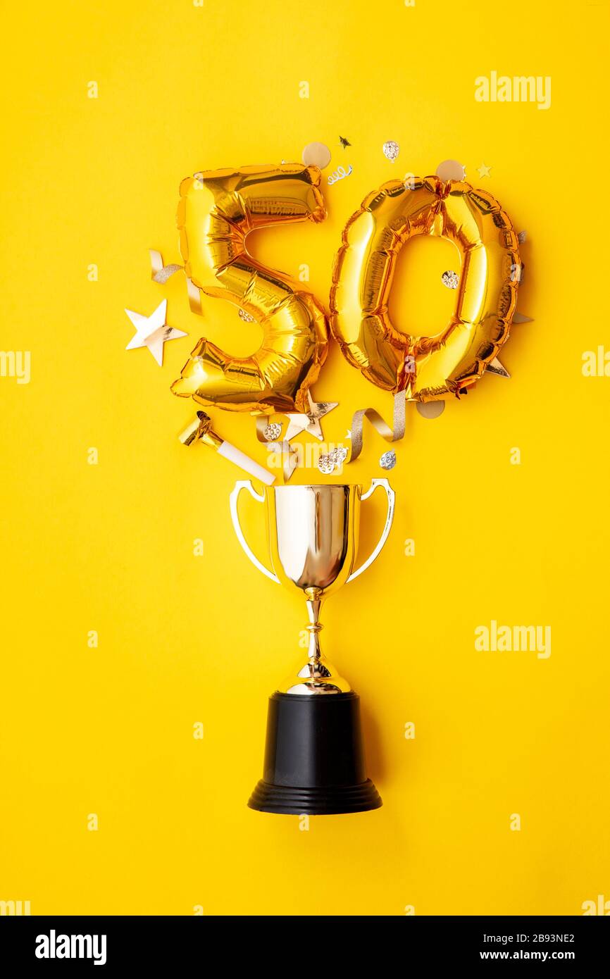 Le ballon de célébration du 50 ans d'or explose à partir d'un trophée gagnant Banque D'Images