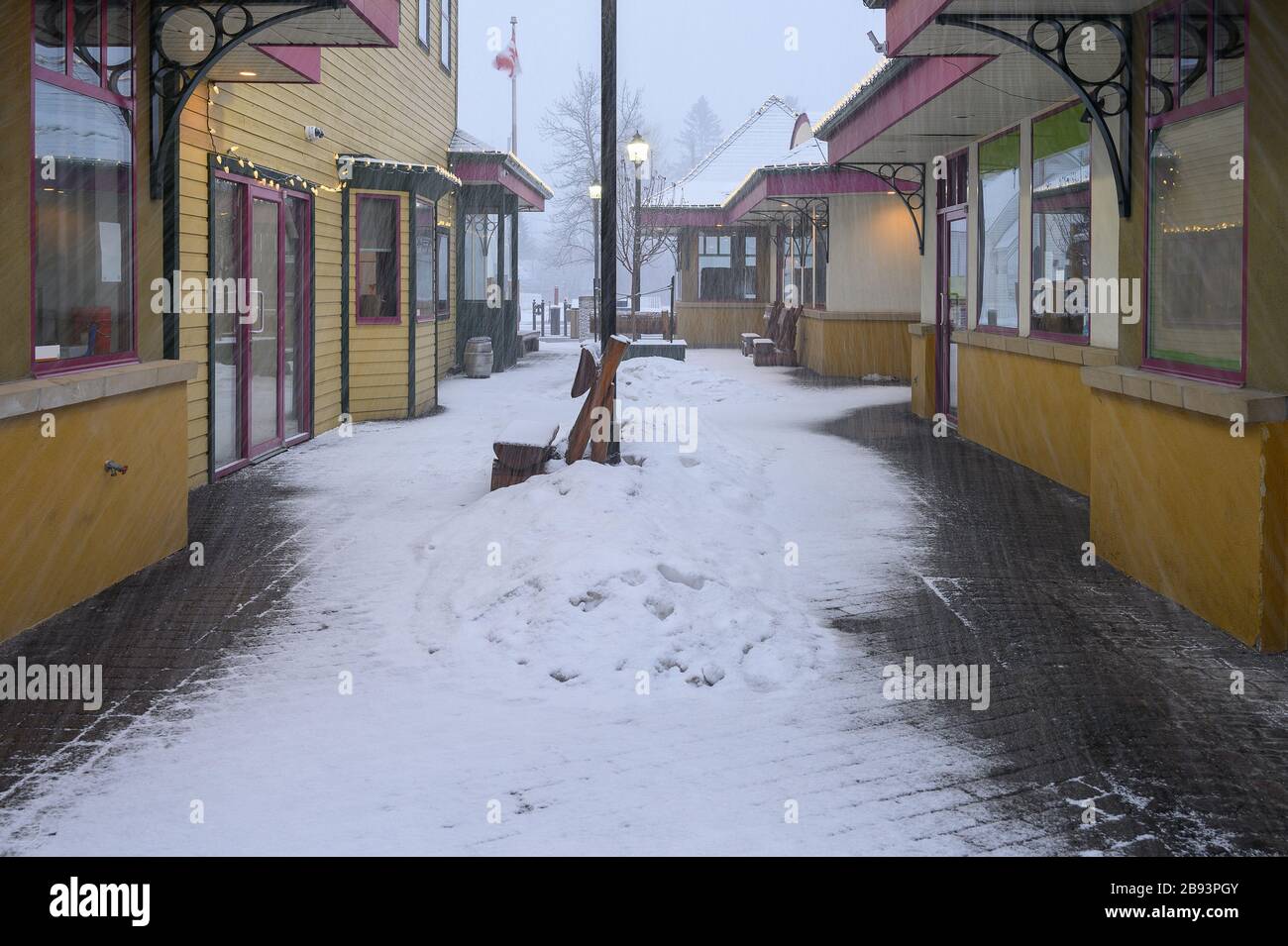 Chute de neige le soir sur la rue Main à Canmore, Alberta, Canada Banque D'Images