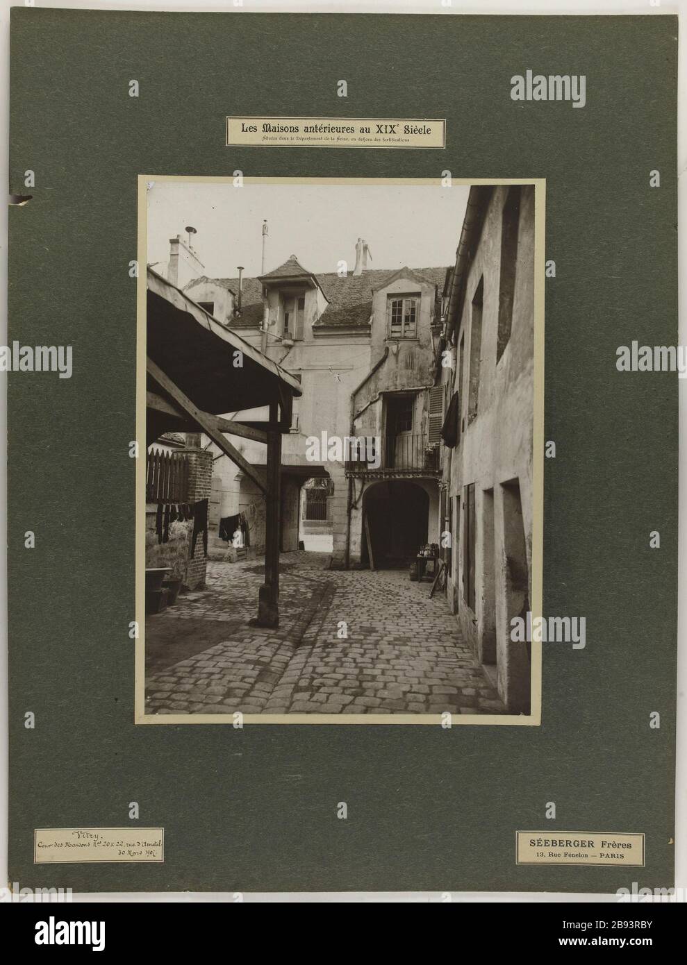 Maisons antérieures au XIXe siècle / situées dans le département de Seine à l'extérieur des fortifications / Vitry / court maisons nos 20 et 22 rue Arnetal. Vue du château de Vitry, cour des maisons, Vitry. 'Les maisons antérieures au XIXème siècle / situées dans le département de la Seine en hors des fortifications / Vitry / Cour des maisons n°s 20 et 22 rue d'Arnetal'. 1907-03-30. Photo de Séeberger Frères. 1907-03-30. Paris, musée Carnavalet. Banque D'Images