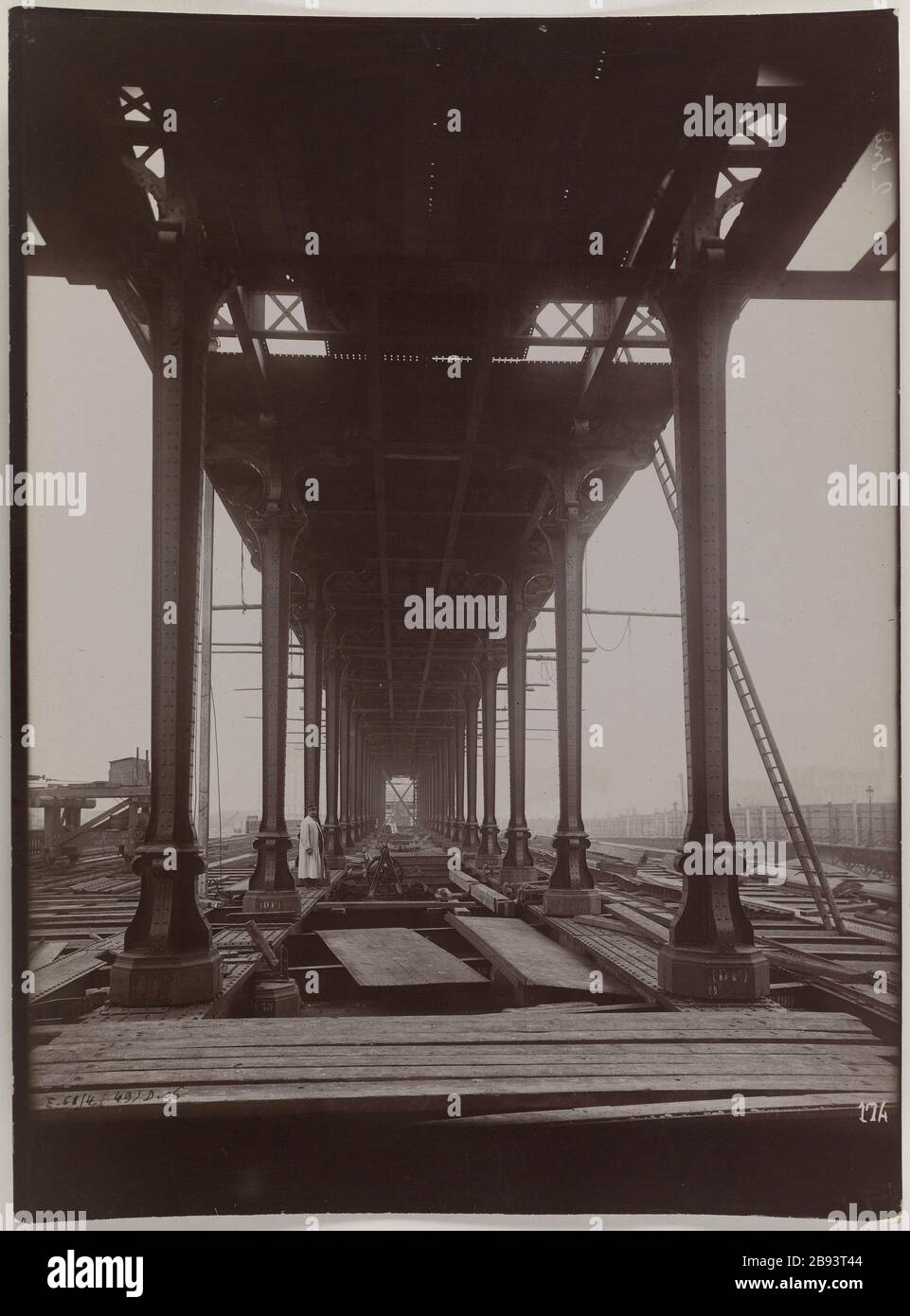 LIG 2 Sud 28 janvier 1905 / Viaduc Passy / sup Apron tir le [...] / Passy Side Construction du chemin de fer métropolitaine municipal de Paris : vue du tablier supérieur du viaduc de Passy. Paris (XVème arr.).'LIG 2 sud 28 janvier 1905 / Viaduc de Passy / Tablier sup vue pry de la [...] / côté Passy'. 1905-01-28. Photographie anonyme. 1905-01-28. Paris, musée Carnavalet. Banque D'Images