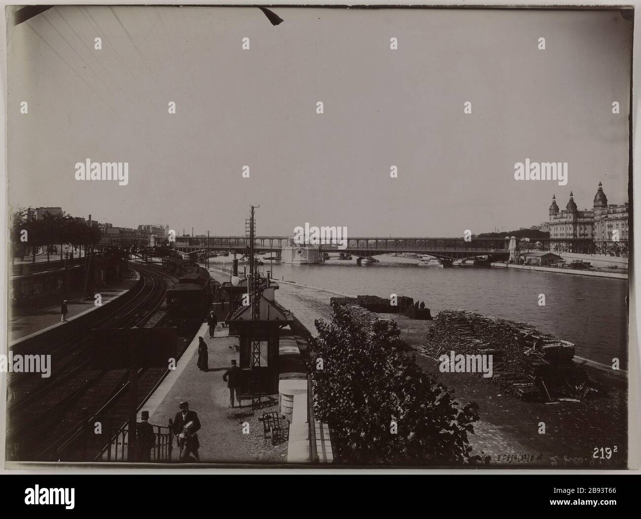 Ligne 2 Sud 11 août 1905 / Viaduc Passy / vue d'ensemble prise de chemin de fer / Invalides en aval Construction du chemin de fer métropolitaine municipale de Paris : vue d'ensemble levier du chemin de fer, viaduc de Passy. Paris (XVème arr.).'ligne 2 sud 11 aout 1905 / Viaduc de Passy / vue d'ensemble pry du chemin de fer / des Invalides vers l'aval. 1905-08-11. Photographie anonyme. 1905-08-11. Paris, musée Carnavalet. Banque D'Images