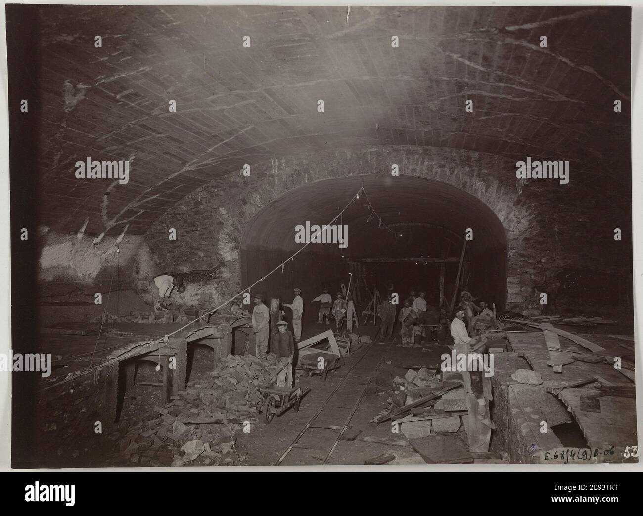 Ligne 5 4 mai / Station République / plates-formes d'exécution et revêtements / puissance souterraine / à BD Strasbourg Construction du chemin de fer métropolitaine municipale de Paris : exposition des quais et des enduits du sud courant, station République, . Paris (IIIème-Xème-Xème arr.). 'Ligne 5 4 mai / Station publique / exposition des quais / du souterrain courant / vers le BD de Strasbourg'. Anonyme. Paris, musée Carnavalet. Banque D'Images