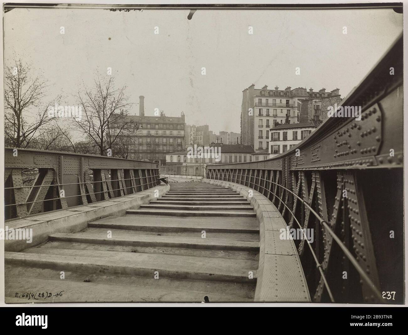 Ligne 2 Sud 20 Xbre 1905 / sortie hélicoïdale courbe / Austerlitz viaduc / vers le Pont d'Austerlitz Construction du chemin de fer métropolitaine municipal de Paris : courbe hélicoïde à la sortie du viaduc d'Austerlitz. Paris (XVème arr.).'ligne 2 sud 20 Xbre 1905 / Courbe hélicoïdale à la sortie / du viaduc d'Austerlitz / vers le pont d'Austerlitz'. 1905-12-20. Photographie anonyme. 1905-12-20. Paris, musée Carnavalet. Banque D'Images