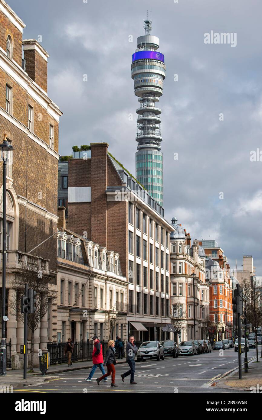 LONDRES LA BT TOWER COMME VU DE LA NOUVELLE CAVENDISH STREET Banque D'Images