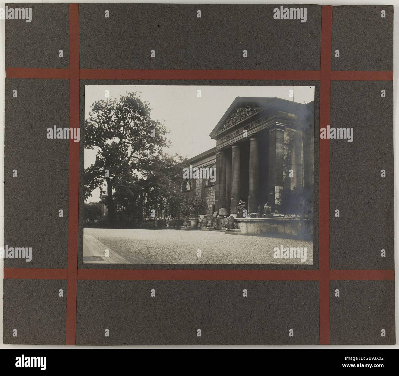 Jardin des plantes / Musée de la Minéralogie / octobre 1906. Vue sur le musée Minéralogie, jardin botanique, 5ème arrondissement, Paris. Vue du musée de la minéragie, jardin des plantes, Paris (Vème arr.). Photo d'Henri Larnac. Rage au gélatino-bromure d’argent. Octet 1906. Paris, musée Carnavalet. Banque D'Images