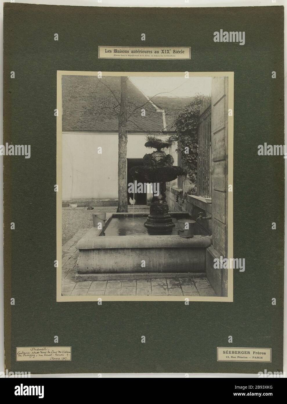 Maisons antérieures au XIXe siècle / situées en Seine à l'extérieur des fortifications / Arcueil. / Fontaine située dans la cour du Château / Provigny de la rue Ernest Renan, 4. / Mars 1907. Vue de la Fontaine du Château Provigny, les Maisons antérieures au XIXème siècle situé dans le département de la Seine en hors des fortifications. Vue de la Fontaine du Château de Provigny, Arcueil. Mars 1907. Photo de Séeberger Frères. Rage au gélatino-bromure d’argent. Paris, musée Carnavalet. Banque D'Images