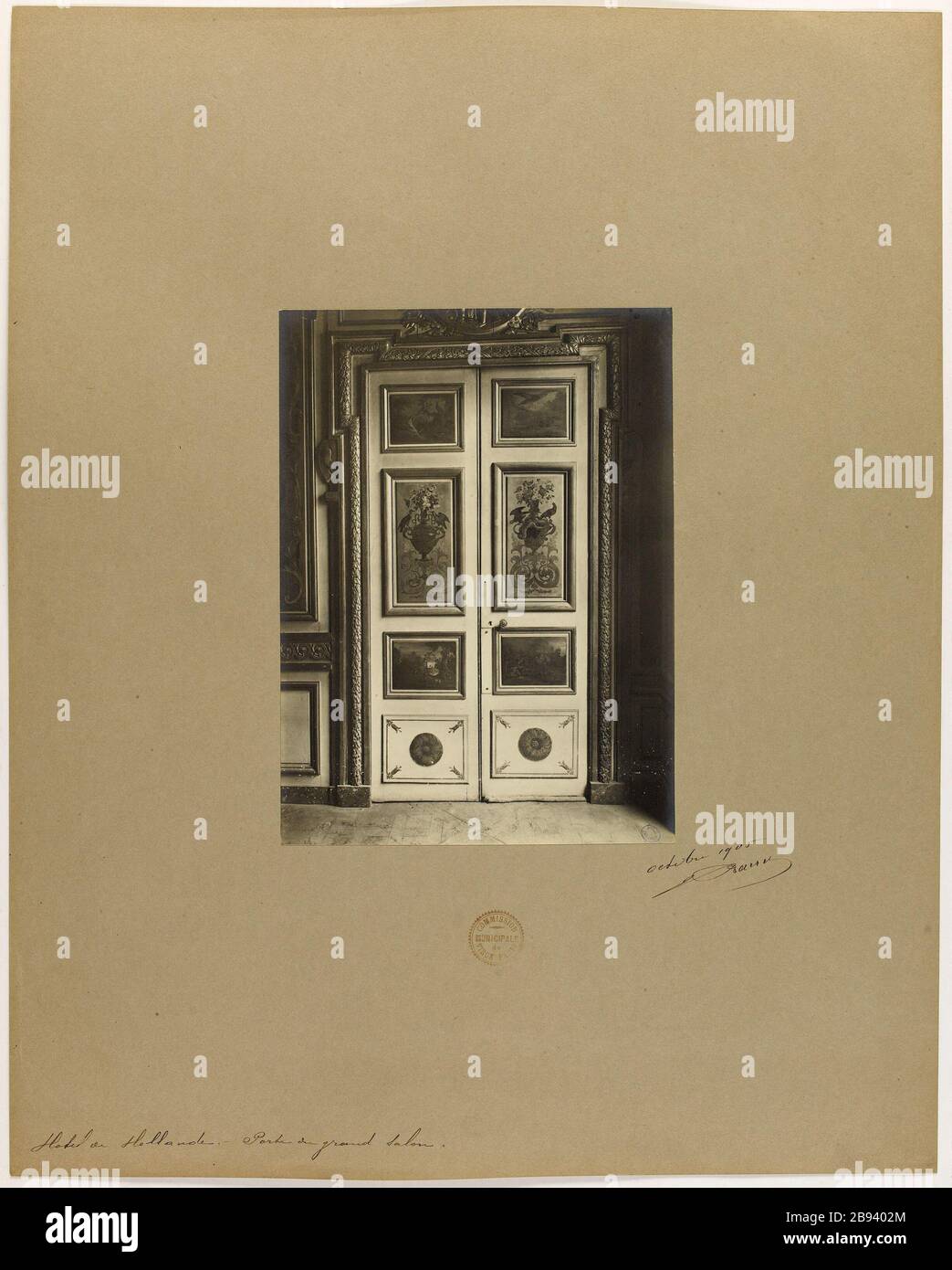 Hôtel Holland - porte du Grand salon. Vue sur une porte double avec décoration peinte (animaux et paysages) Grande salle de l'Hôtel de Hollande, Paris. Barry, Jean. Hôtel de Hollande - porte du Grand salon. 'Vue d'une double porte à décor PEint (anime et paysages)Grand salon de l'Hôtel de Hollande, Paris'. Rage au gélatino-bromure d’argent. En 1905-10-1905-10. Paris, musée Carnavalet. Banque D'Images