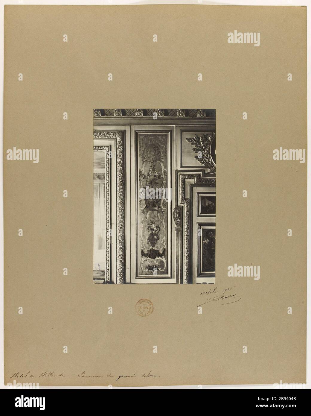 Hôtel Holland -Panel le Grand salon. Vue sur un lion décoré de panneaux peints, Grand salon de l'Hôtel de Hollande, Paris. Barry, Jean. Hôtel de Hollande -Panneau du Grand salon. 'Vue d'un panneau pinte à la décoration de lion, Grand salon de l'Hôtel de Hollande, Paris'. Rage au gélatino-bromure d’argent. En 1905-10-1905-10. Paris, musée Carnavalet. Banque D'Images