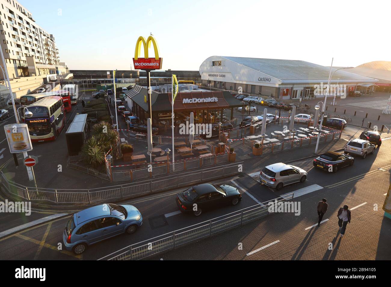 Brighton, Royaume-Uni. 23 mars 2020. Les clients du McDonalds qui font la queue dans leurs voitures peu avant que le restaurant Fast-food ne ferme ses portes en raison de l'épidémie de Coronavirus. Crédit: James Boardman/Alay Live News Banque D'Images