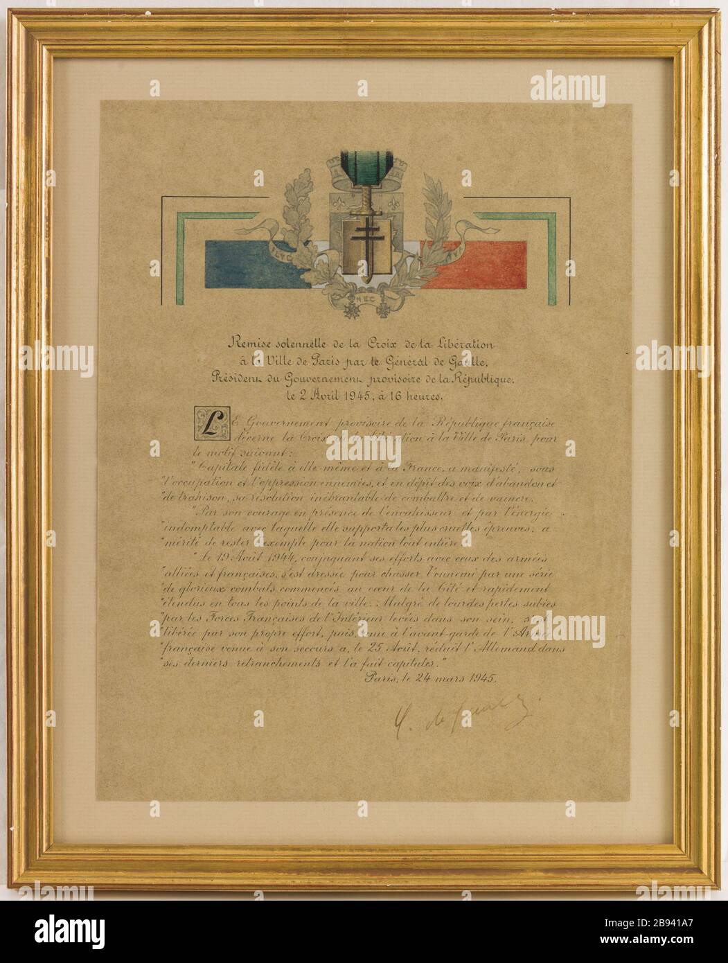 Certification du PDT GPRF pour les raisons qui ont valu à Paris la Croix de la libération de Gaulle, Charles de, général. 'Attestation du PDT du GPRF énonçant les motifs qui ont en t valu à Paris de recevoir la Croix de la libération'. 02 avril 1945-02 avril 1945. Musée du général Leclerc de Hautecloque et de la libération de Paris, musée Jean Moulin. Banque D'Images