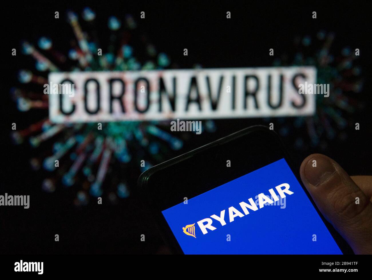 Chine. 20 mars 2020. Dans cette photo illustration, le logo Ryanair de la compagnie aérienne irlandaise à bas prix, affiché sur un smartphone avec un modèle d'ordinateur du coronavirus COVID-19 en arrière-plan. Crédit: Burul Chukrut/SOPA Images/ZUMA Wire/Alay Live News Banque D'Images