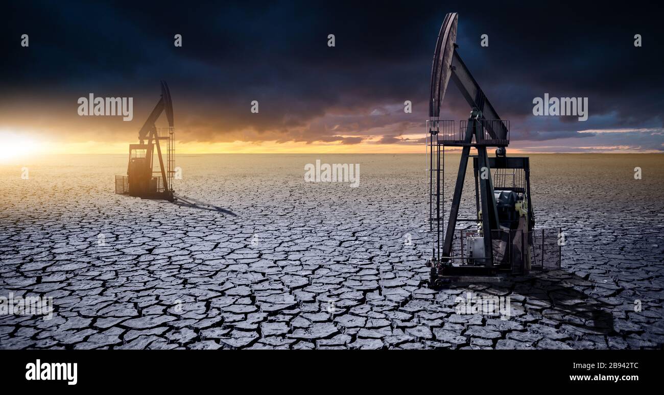 Rig de pétrole dans le désert sur un fond de ciel dramatique. Symbole de la crise dans l'industrie pétrolière Banque D'Images