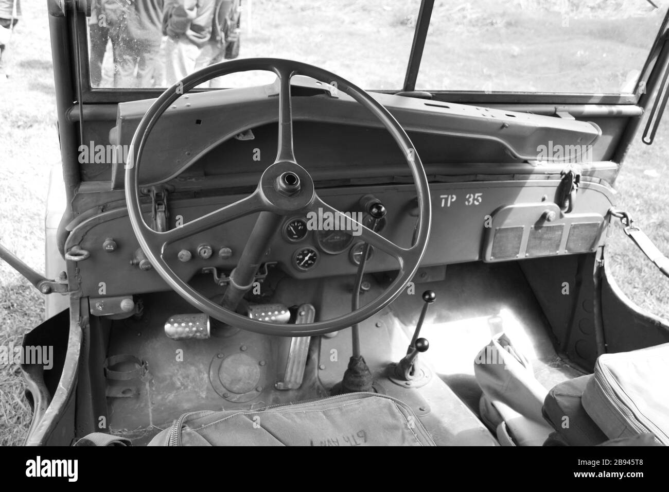 Intérieur d'une jeep militaire américaine de la seconde Guerre mondiale et de divers engins Banque D'Images