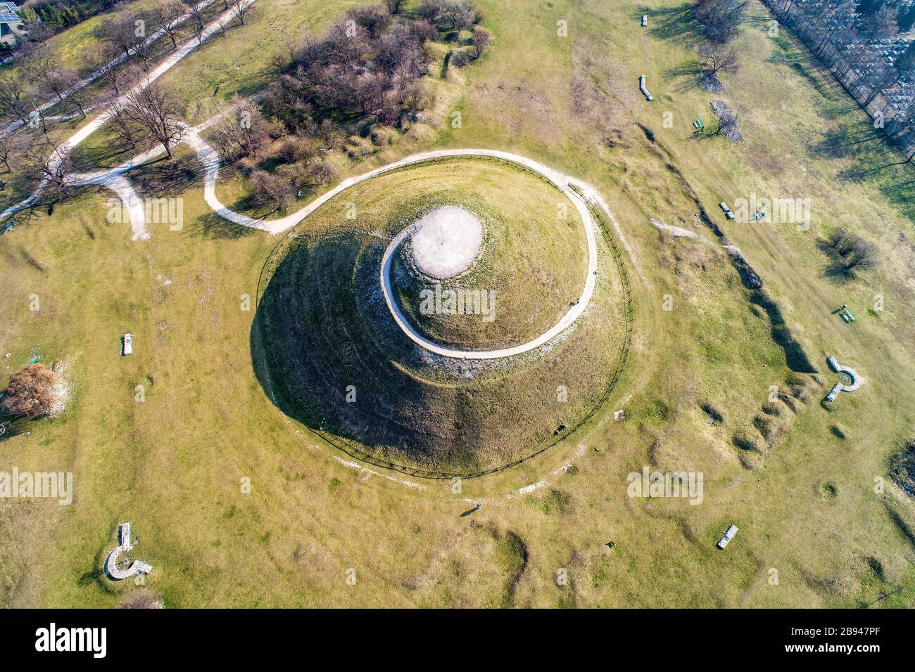 Krakus Mound - Kopiec Krakusa à Cracovie, Pologne. Krakus ou Krak était un fondateur légendaire de la ville, mais l'origine de la plaie, probablement médiévale Banque D'Images