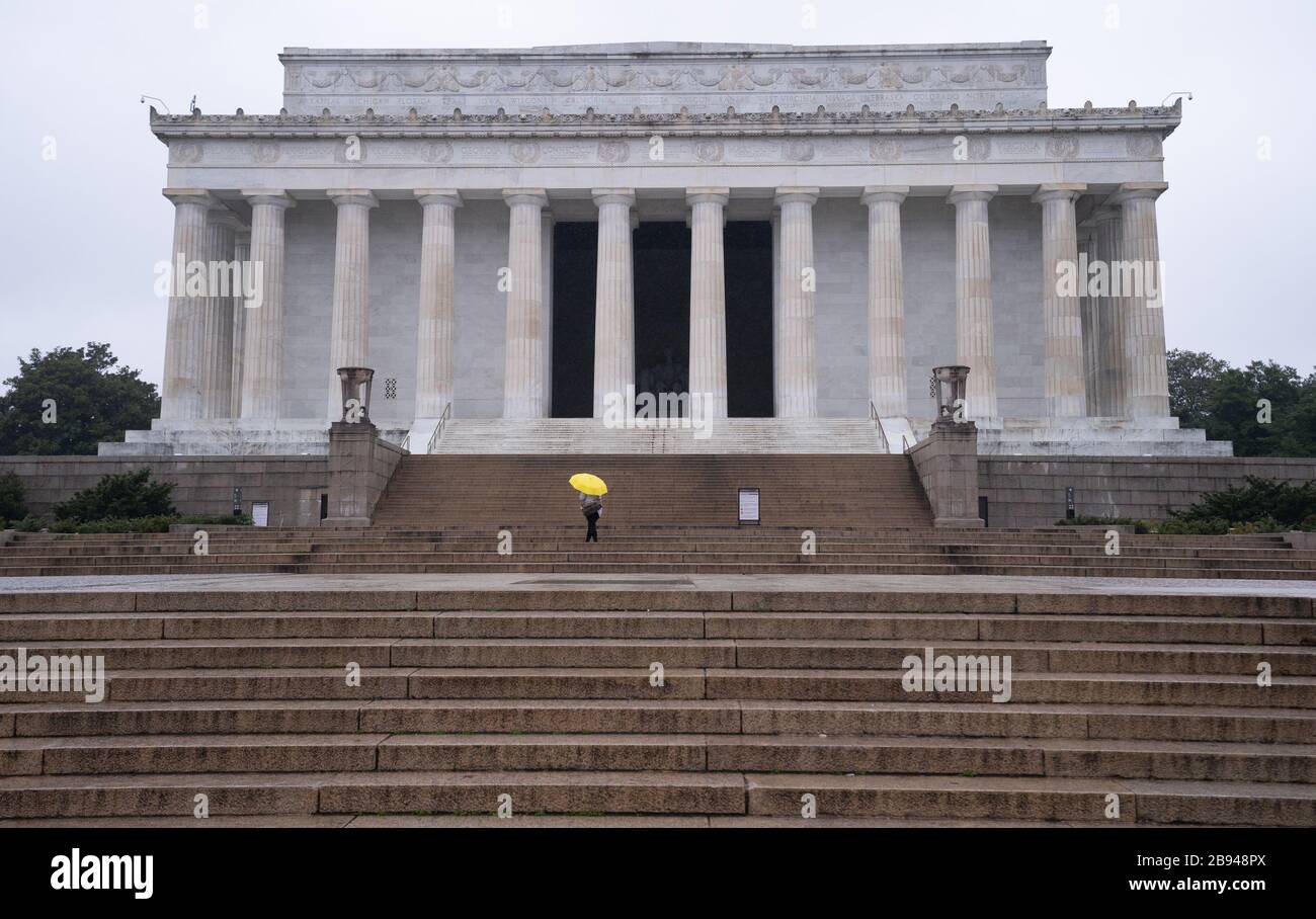 Washington, États-Unis. 23 mars 2020. Une personne prêteuse se promène sur les marches du Lincoln Memorial après que le maire de D.C. Muriel Bowser a arrêté l'accès au centre commercial national et fermé l'accès piéton aux cerisiers en fleurs sur les préoccupations du COVID-19, Coronavirus, pandémie, à Washington, DC, le 23 mars 2020. Photo de Kevin Dietsch/UPI. Crédit: UPI/Alay Live News Banque D'Images