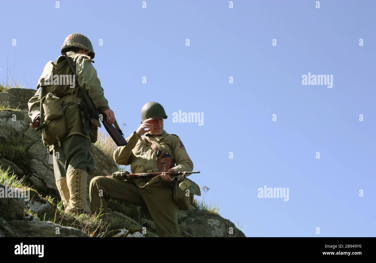 Les soldats alliés américains en uniformes de tranchées combattent les ennemis allemands le long de la ligne gothique dans une réadoption historique en toscane Banque D'Images