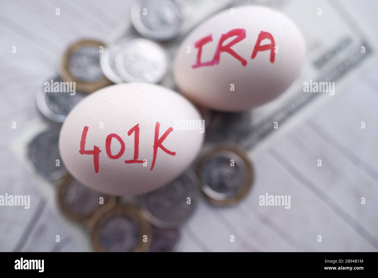 Remorquez les œufs avec l'inscription Ira Roth 401 K sur l'argent Banque D'Images