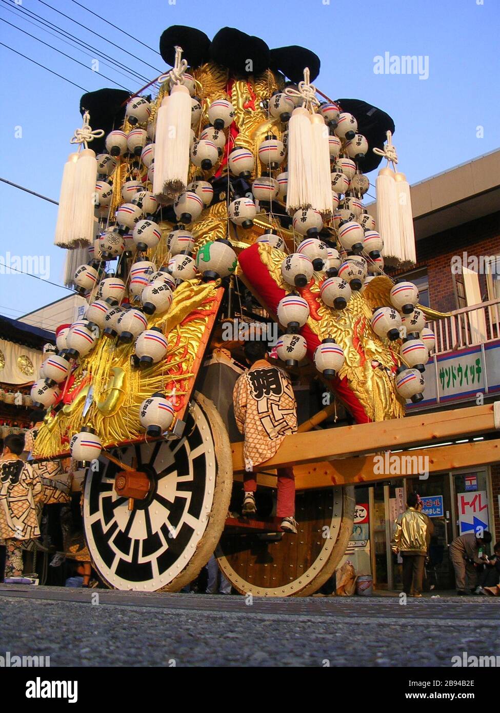 西条市 の祭礼 西条祭り 愛媛県 Page 伊曽乃神社祭礼 に奉納される 朔日市 ついたち 地区の御輿屋台 もともとは現在のような大型の屋台だったが 昭和末期まで 新居浜から購入したとみられる小型の太鼓台を改造してつく